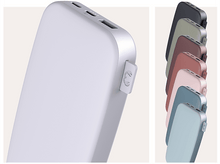 Charger l'image dans la galerie, Batterie externe en plusieurs couleurs, avec deux ports USB et un port de charge.
