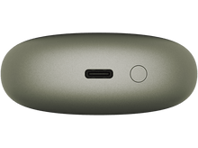 Charger l'image dans la galerie, Vue rapprochée de la base de l'étui de chargement, montrant un port USB-C et un bouton.
