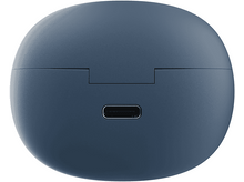 Charger l'image dans la galerie, Un étui de chargement bleu pour écouteurs avec un port USB-C. L'étui est de forme ovale et fermé.
