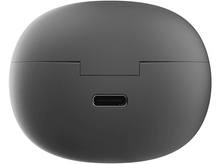 Charger l'image dans la galerie, Une vue de dessus d'un étui de chargement gris foncé pour écouteurs, avec un port de chargement visible.
