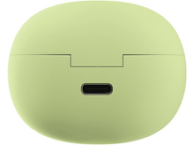 Charger l'image dans la galerie, Étui de chargement vert clair pour écouteurs sans fil avec port USB-C, vue de dessus, isolé sur blanc.
