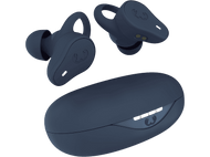 Deux écouteurs sans fil bleus et un étui de chargement sur fond noir.