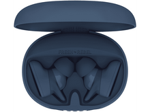 Charger l&#39;image dans la galerie, Étui d&#39;écouteurs bleu foncé, ouvert. Écouteurs à l&#39;intérieur. Le nom de la marque est visible. Blanc.

