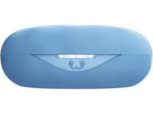 Charger l&#39;image dans la galerie, Étui d&#39;écouteurs bleu, fermé. A un logo et une lumière au milieu. Fond blanc.
