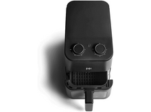 Charger l&#39;image dans la galerie, Friteuse à air noire avec deux cadrans et une poignée. La friteuse est sur une surface blanche.
