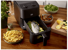 Charger l&#39;image dans la galerie, Friteuse à air avec aliments à l&#39;intérieur, légumes et frites autour.
