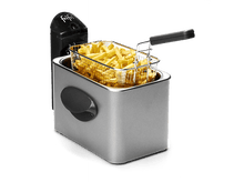 Charger l&#39;image dans la galerie, Friteuse argentée avec un panier rempli de frites et une poignée noire, sur fond sombre.
