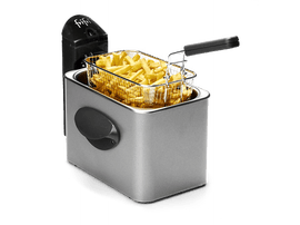 Friteuse argentée avec un panier rempli de frites et une poignée noire, sur fond sombre.