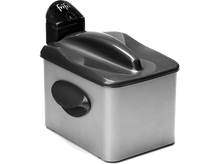 Charger l&#39;image dans la galerie, Friteuse argentée avec couvercle noir. La friteuse est rectangulaire et possède une poignée noire arrondie.
