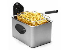 Charger l&#39;image dans la galerie, Friteuse avec frites dans un panier. Couleur argent, fond blanc. Poignée noire.
