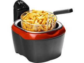 Une friteuse. Elle a un panier rempli de frites. La friteuse est noire et rouge.
