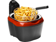 Une friteuse. Elle a un panier rempli de frites. La friteuse est noire et rouge.