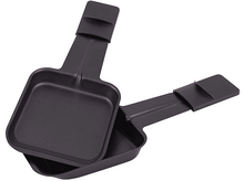 Charger l&#39;image dans la galerie, Deux poêles à raclette noires, chacune avec une poignée et un bord surélevé pour une manipulation facile.
