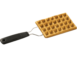 Gaufrier avec gaufre cuite. Le fer est noir avec une poignée. La gaufre est dorée.