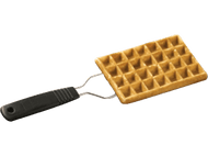 Gaufrier avec gaufre cuite. Le fer est noir avec une poignée. La gaufre est dorée.