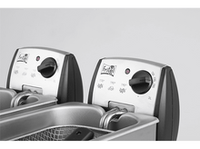 Charger l&#39;image dans la galerie, Deux friteuses argentées côte à côte. Chacune a un panneau de contrôle et un panier à l&#39;intérieur.
