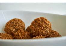 Charger l&#39;image dans la galerie, Boules de falafel dans un bol blanc, gros plan.
