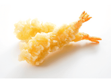 Charger l&#39;image dans la galerie, Deux crevettes tempura sur une surface blanche. Les crevettes sont dorées et croustillantes.
