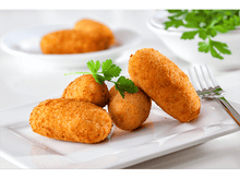 Charger l&#39;image dans la galerie, Quatre croquettes dorées sont sur une assiette blanche. Du persil et un bol sont en arrière-plan.
