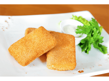 Charger l&#39;image dans la galerie, Trois carrés de fromage frit sur une assiette blanche avec du persil et de la sauce.
