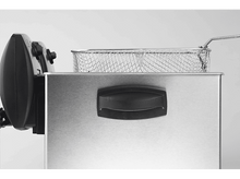 Charger l&#39;image dans la galerie, Détail d&#39;une friteuse, corps en acier inoxydable, panier à l&#39;intérieur, poignée noire et panneau de commande à gauche.

