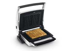 Charger l&#39;image dans la galerie, Gaufrier ouvert avec deux gaufres. Appareil argenté et noir avec gaufre noire.
