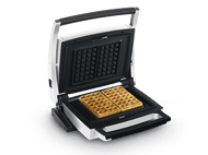 Gaufrier ouvert avec deux gaufres. Appareil argenté et noir avec gaufre noire.