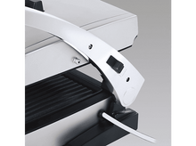 Charger l&#39;image dans la galerie, Gros plan d&#39;une presse à griller argentée avec une surface de cuisson noire et un cordon blanc.
