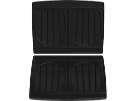 Deux tapis de sol de voiture en plastique noir. Chaque tapis a un design moulé avec des bords incurvés et des rainures verticales.