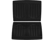 Deux tapis de sol de voiture en plastique noir. Chaque tapis a un design moulé avec des bords incurvés et des rainures verticales.