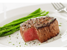Charger l&#39;image dans la galerie, Steak saignant avec asperges sur une assiette blanche.

