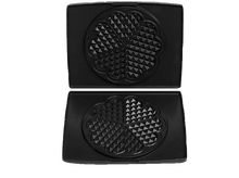 Charger l&#39;image dans la galerie, Deux moitiés de gaufrier noir, ouvertes. Chacune a un motif en forme de cœur pour la cuisson. Fond blanc.
