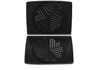 Deux moitiés de gaufrier noir, ouvertes. Chacune a un motif en forme de cœur pour la cuisson. Fond blanc.