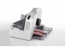 Charger l&#39;image dans la galerie, Trancheuse avec tranches de salami, fond blanc, équipement de cuisine.
