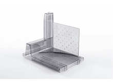 Charger l&#39;image dans la galerie, Une trancheuse alimentaire transparente avec de nombreuses lames parallèles et un guide de coupe.
