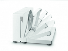 Charger l&#39;image dans la galerie, Trancheuse alimentaire blanche avec lame circulaire et plateaux ouverts, isolée.
