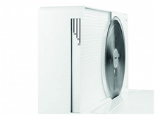 Charger l&#39;image dans la galerie, Une trancheuse à aliments blanche avec une grande lame. La lame est brillante et métallique.
