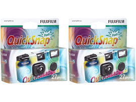 Deux appareils photo Fujifilm QuickSnap dans leur emballage. Les appareils sont noir et blanc.