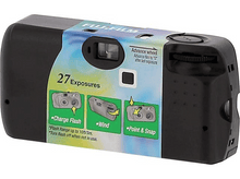 Charger l&#39;image dans la galerie, Un appareil photo jetable Fujifilm noir, avec des instructions. Il possède un flash et un objectif, pour 27 expositions.
