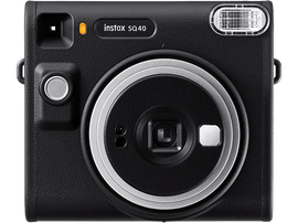 Appareil photo Instax SQ40 noir, vue de face. Avec objectif, flash et quelques boutons. Finition cuir noir.