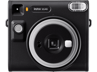 Appareil photo Instax SQ40 noir, vue de face. Avec objectif, flash et quelques boutons. Finition cuir noir.