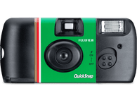 Appareil photo Fujifilm QuickSnap. Corps vert avec des rayures rouges et blanches. Fond noir.