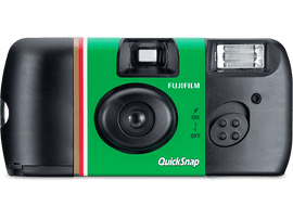 Appareil photo Fujifilm QuickSnap. Corps vert avec des rayures rouges et blanches. Fond noir.