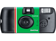 Appareil photo Fujifilm QuickSnap. Corps vert avec des rayures rouges et blanches. Fond noir.
