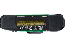 Charger l&#39;image dans la galerie, Face inférieure de l&#39;appareil photo Fujifilm QuickSnap. Noir et étiquettes. Fond noir.
