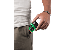 Charger l&#39;image dans la galerie, Main d&#39;une personne tenant un appareil photo QuickSnap vert dans sa poche.
