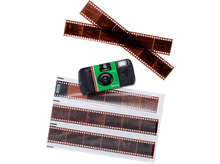 Charger l&#39;image dans la galerie, Appareil photo QuickSnap vert avec des bandes de film sur fond noir.
