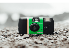 Charger l&#39;image dans la galerie, Un appareil photo QuickSnap vert sur une surface rocheuse avec un arrière-plan flou.
