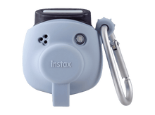 Charger l&#39;image dans la galerie, Appareil photo Instax bleu clair avec un mousqueton argenté attaché.
