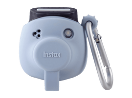 Appareil photo Instax bleu clair avec un mousqueton argenté attaché.